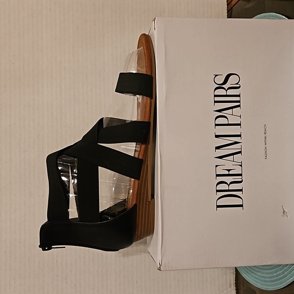 Dream Pairs Black Gladiator Sandals - Picture 1 of 8